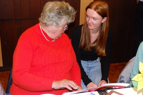 Jugendliche und Mitglieder bearbeiten gemeinsam das #NMDO-Sammelalbum.