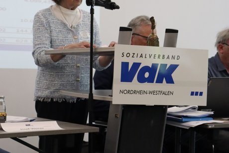 Eine Frau tr&auml;gt etwas vor.