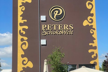 Ein hohes Eckiges Gebäude