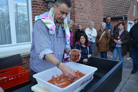 Der Fleischermeister würzt das Grillfleisch