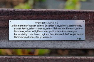 Das Bild zeigt ein Schild mit dem Text des Grundartikels 3 Abschnitt 3