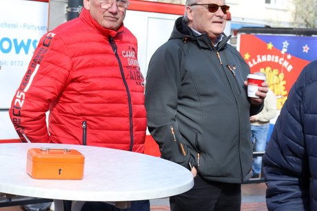 Auftaktveranstaltung internationale Wochen gegen Rassismus in Essen Holsterhausen. Zwei Männer stehen neben einem Stehtisch.