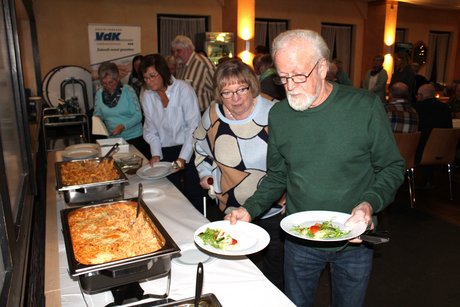 Mitglieder bedienen sich am Buffet