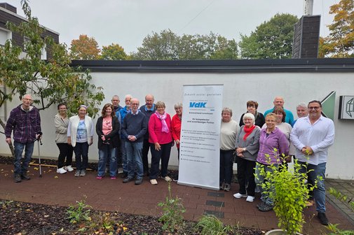 Haupt- und Ehrenamtliche des VdK Leverkusen stellen sich zum Gruppenfoto auf.