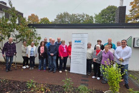 Haupt- und Ehrenamtliche des VdK Leverkusen stellen sich zum Gruppenfoto auf.