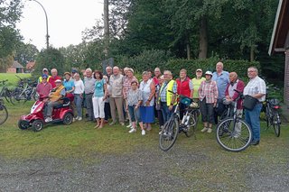 ca. 30 Personen stehen nahe der Schutzhütte in der Bauernschaft Büren