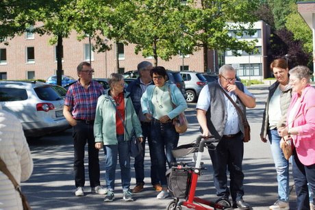 Menschen warten auf den Reisebus