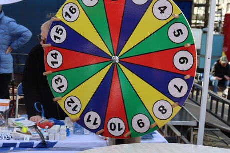 Auftaktveranstaltung internationale Wochen gegen Rassismus in Essen Holsterhausen. Ein Glücksrad zum drehen.