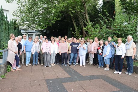 Grillnachmittag vom VdK Ortsverband Borbeck gemeinsam mit dem Ortsverband Altendorf. Gruppenbild aller Teilnehmer und Gäste.