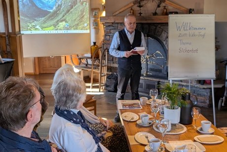 Gespannt, interessiert und wissbegierig lauschten nahezu 30 Teilnehmende beim VdK-Treff in der Sportalm Gevelsberg dem Vortrag von Hans J&uuml;rgen Elte.