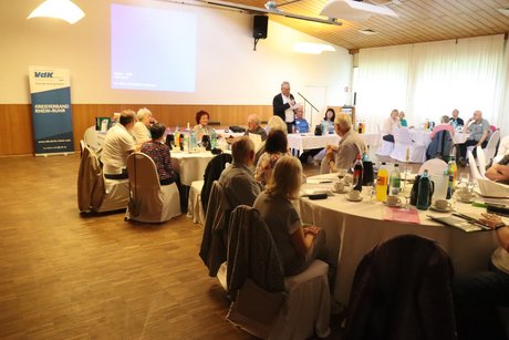 An mehreren runden Tischen sitzen Vorstandmitglieder der Ortsverb&auml;nde und h&ouml;ren dem Kreisvorsitzenden zu.