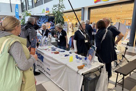 Mehrere Personen stehen an einem VdK Info-Stand