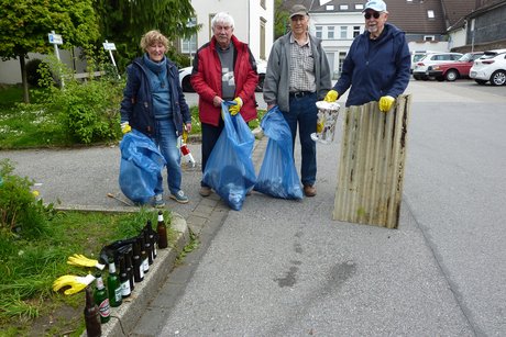 Mitglieder beim Müllsammeln
