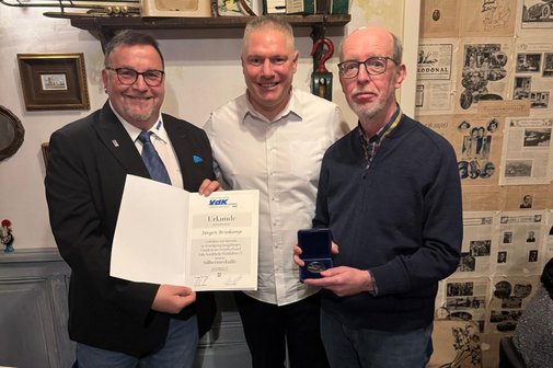 J&uuml;rgen Brinkamp (rechts), langj&auml;hriger Gesch&auml;ftsf&uuml;hrer des VdK Leverkusen, wurde vom Pressesprecher des Landesverbands, Tobias Zaplata (Mitte) und dem Kreisverbandsvorsitzenden Michael Libitowski feierlich verabschiedet.