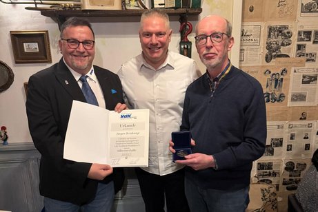 J&uuml;rgen Brinkamp (rechts), langj&auml;hriger Gesch&auml;ftsf&uuml;hrer des VdK Leverkusen, wurde vom Pressesprecher des Landesverbands, Tobias Zaplata (Mitte) und dem Kreisverbandsvorsitzenden Michael Libitowski feierlich verabschiedet.