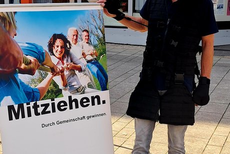 Teilnehmer im Alter-Simulationsanzug
