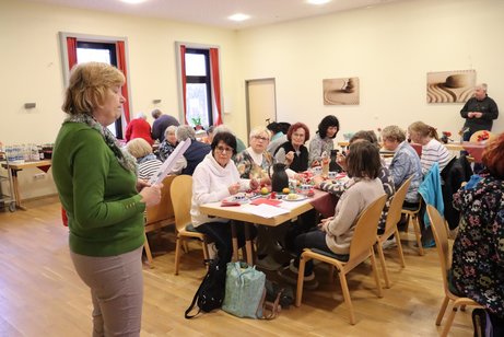 Vertreterinnen der Frauen sitzen an einem langen Tisch zusammen.