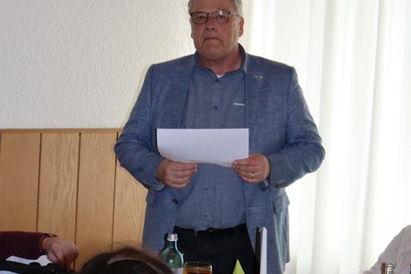 Jahreshauptversammlung 2026 Ein Mann steht und liest etwas von einem Blatt ab.