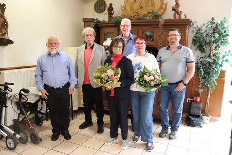 Vier M&auml;nner und 2 Frauen stehen zusammen f&uuml;r ein Gruppenbild.