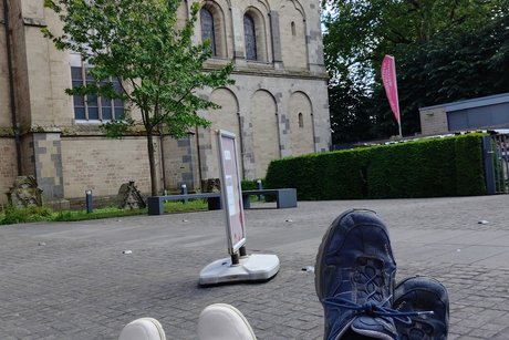 Liegebank Vier Füße in Schuhen auf einer Liege mit Blick auf den Dom