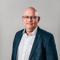 bild zeigt eine m&auml;nnliche Person