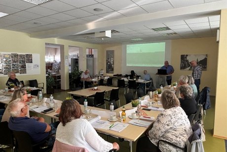 Menschen hören ein Vortrag