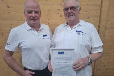 Der "Finanzkapitän" geht von Bord. Der 1. Vorsitzende Carsten Bernhardt bedankte sich bei Udo Grundmann für sein großes Engagement rund um die Finanzen des Ortsverbandes.