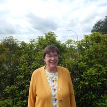 Heliane Hahn im Garten