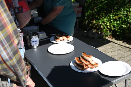 Zur Essenausgabe steht Bratwurst bereit