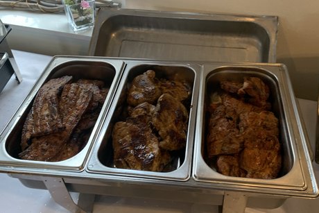 Grillfleisch vom Grillbuffet