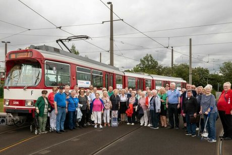 Vorstände und Mitglieder der VdK-Ortsverbände Düsseldorf stehen vor einer historischen Straßenbahn