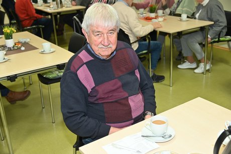 Ein Mitglied sitzt an einem Tisch