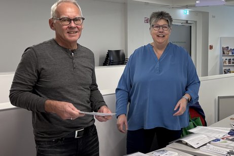 Auf dem Foto ist links J&uuml;rgen Merx und rechts Susanne Thiemann hinter dem Infostand des VdK zu sehen