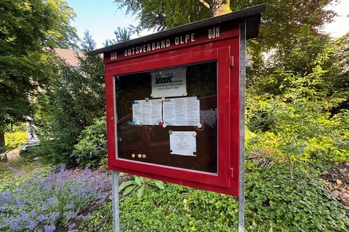 Im Bild zu sehen ist der Schaukasten des VdK Ortsverband Olpe in neuem Gewand; frisch in rot lackiert und in weiß beschriftet.