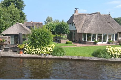 Schöne gepflegte Häuser entlang der Gracht