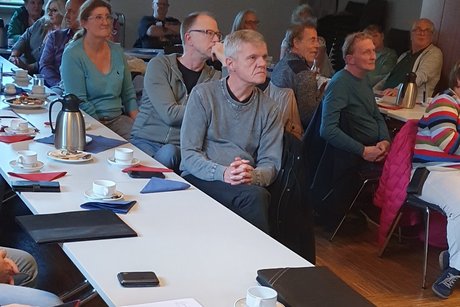 man h&ouml;rt aufmerksam zu