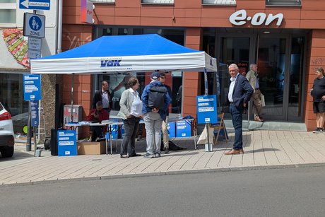 Der VdK-Infostand zur Kommunalwahl vor dem eon-Gebäude in Siegen.
