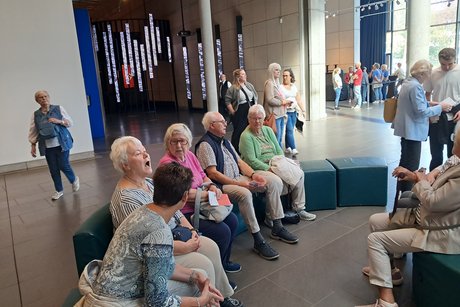 Teilnehmer in der Lobby nach der Besichtigung