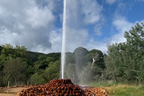 Geysir-Ausbruch mit hohen Fontänen