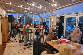 Hier spielen die Kinder der Musikfabrik Steinfurt unter der Leitung von Thomas Blanke mit ihren Blockflöten