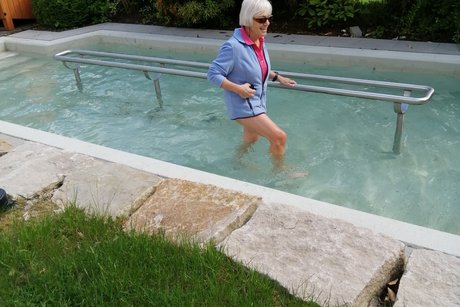 Unsere Erika im Wassertretbecken.