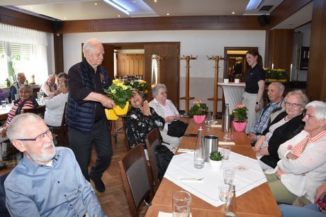 OV-Kassierer Adolf Gerdes verteilt Blumen an die anwesenden Damen.