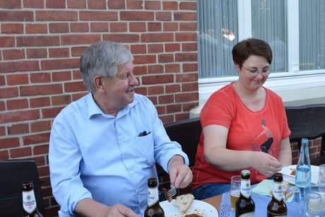 Ein Mann und eine Frau sitzen gemeinsam an einem Tisch und essen.