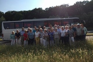 Gruppenbild vor dem Bus