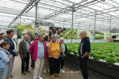 Führung durch die Produktionshallen ca. 10 Personen stehen vor einer Fläche mit Kopfsalaten