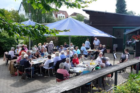 Fröhliche Runde beim Grillnachmittag