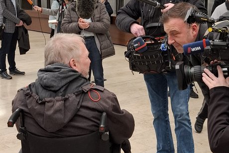 "Stummer Protest" vor Ratssitzung in der Mercatorhalle