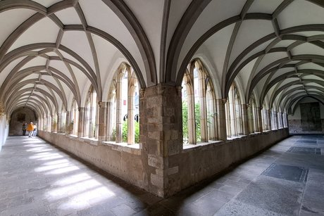 Kreuzgang Eckansicht eines Kreuzgangs mit Blick auf dem rechten und linken Wandelgang