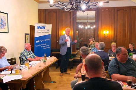 Jahreshauptversammlung 2026 Ein Mann spricht zu den Mitgliedern, die an langen Tischen sitzen.