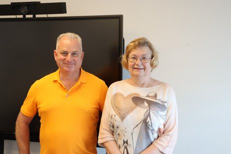 Ein Mann und eine Frau schauen in die Kamera.